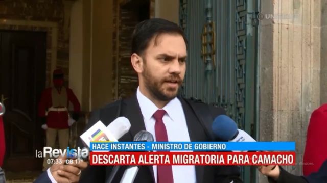Ministro de Gobierno dice que no existe alerta migratoria contra Camacho