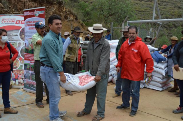 170 familias del área rural reciben 4, 270 kilos de abono de la Subgobernación 