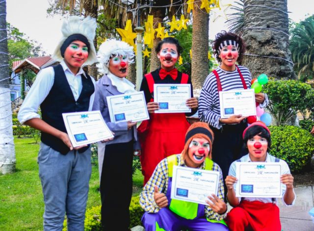 Payasos salieron a la calle a ponerle color y alegría en su día