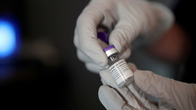 Hospitalizan por reacción anafiláctica a una estadounidenses tras ser inyectada con la vacuna Pfizer 