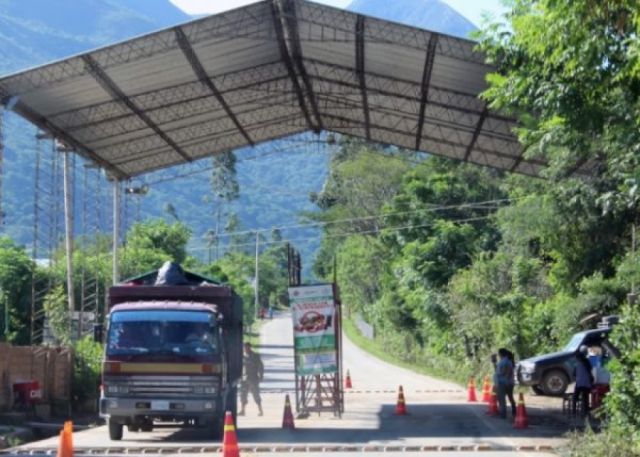 Decomisan tres vehículos con bebidas alcohólicas de contrabando en Tarija