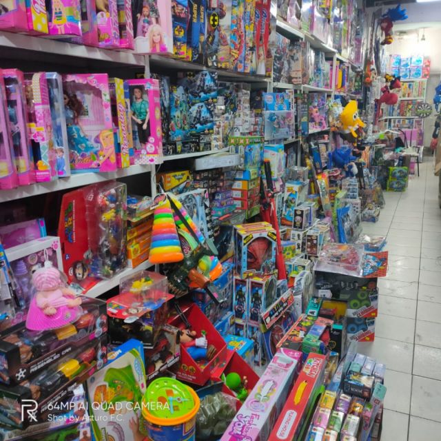 Tienda de juguetes en el centro 