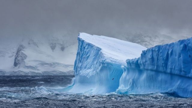 El iceberg más grande del mundo se parte en dos