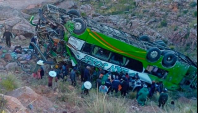 Bus se embarranca y deja 8 personas fallecidas 