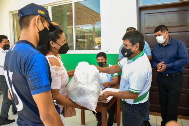 Villa Montes inicia entrega de la canasta escolar 
