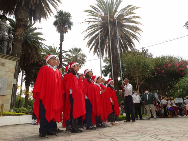 Navidad chapaca con banditas típicas, villancicos y mistelas