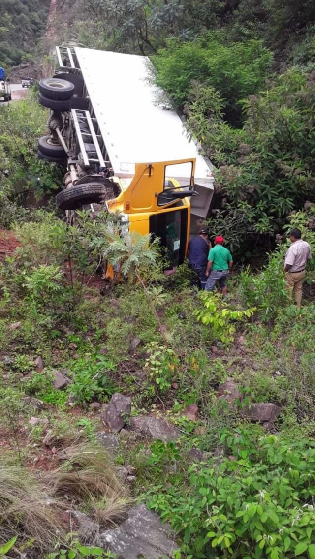 Camión con pollos se embarranca antes de llegar a Entre Ríos
