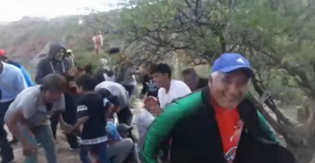 Pegados a una radio y entre lágrimas, así vivió el cantón de Tomayapo la victoria de su equipo (Video)