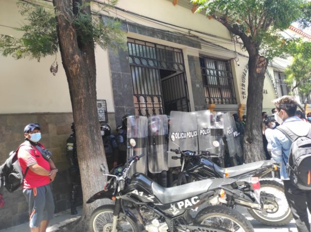 Fracción del MAS instala vigilia en el TED Tarija