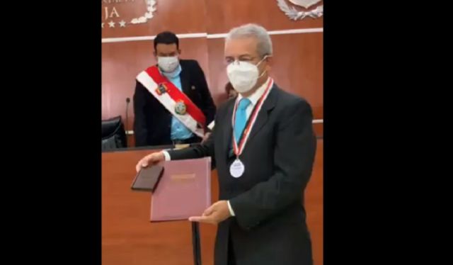 Neurocirujano Omar Vargas recibe reconocimiento de la Asamblea de Tarija