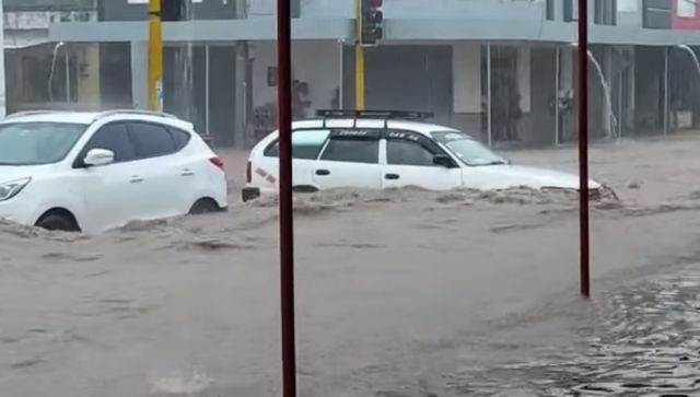 Torrencial lluvia inunda calles de Yacuiba