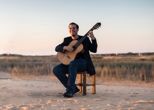 El guitarrista boliviano se encuentra cursando una maestría en la “Hochschule für Musik und Theater”. Fotografía: Valentina Bacherer.