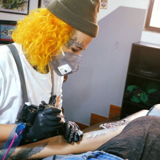 El dotwork, el fineline y el blackwork marcan su estilo.