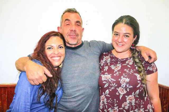 El gestor cultural  Fabio Cruz y las activistas Daniela Rodríguez y Marielba.