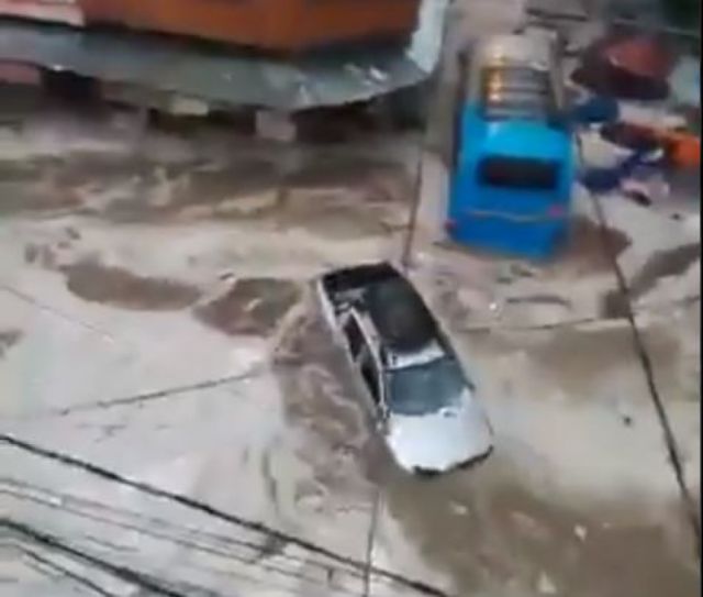 Sucre: Fuertes lluvias arrastraron un auto y un puesto de venta