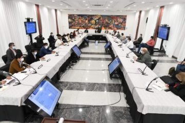 Autoridades del país examinan plan de vacunación y contención de nuevos brotes de COVID-19 