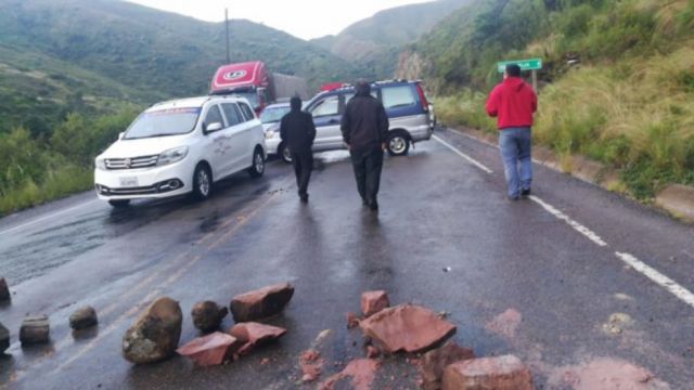 Suspenden tránsito vehicular en ruta Tarija-Santa Cruz por hundimiento de tramo
