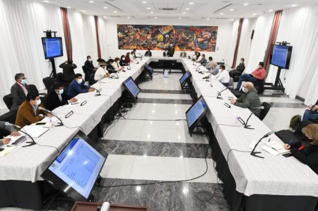Arce señala que los Gobiernos subnacionales cuentan con Bs 274 millones para contratar personal sanitario