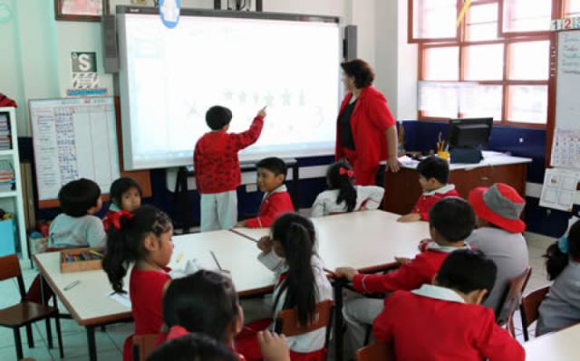 Colegios privados rechazan vacuna rusa para los estudiantes