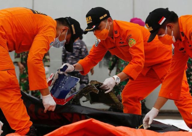 Indonesia localiza cajas negras de avión estrellado