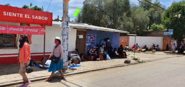 Jóvenes pernoctan en la calle por cupo del servicio militar en Tarija