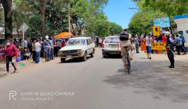 Continúan las filas en los cuarteles de Tarija sin medidas de bioseguridad (Fotos)