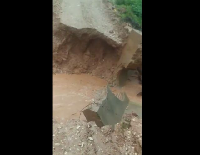 Río se lleva parte de la plataforma en la carretera Bermejo-Caraparí (Video)