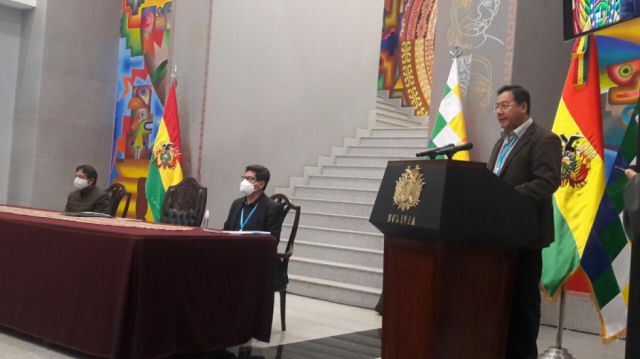 Arce firma decreto que implementa Subasta Electrónica y Mercado Virtual en contrataciones