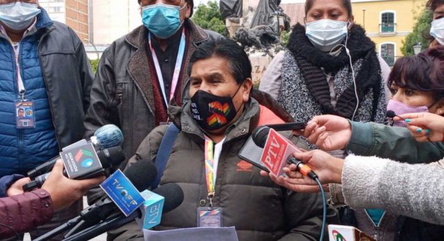 Peluqueros, en emergencia, apoyan a choferes en demanda de diferimiento de créditos