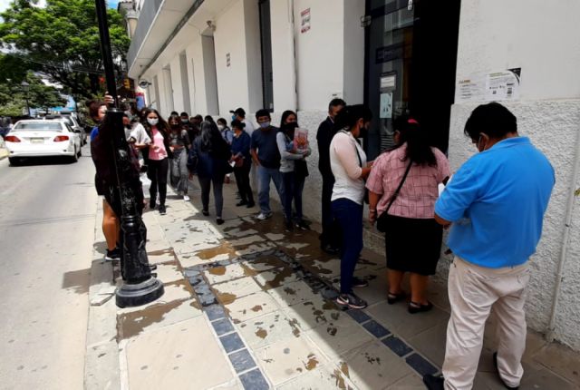 Filas en la AFP Tarija, los usuarios no confían en los servicios virtuales