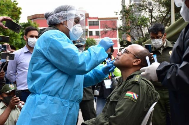 Gobierno entrega 3.500 pruebas antígeno nasal a la Policía Boliviana