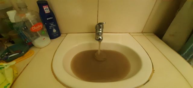 Agua turbia y con mal olor en Tarija, Cosaalt reporta ruptura de una tubería