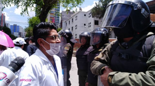 Médicos a Arce: ¿Cuánta gente más tiene que morir?