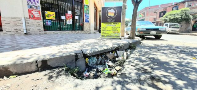 El rebalse de aguas residuales empeora olores de las cloacas en Tarija