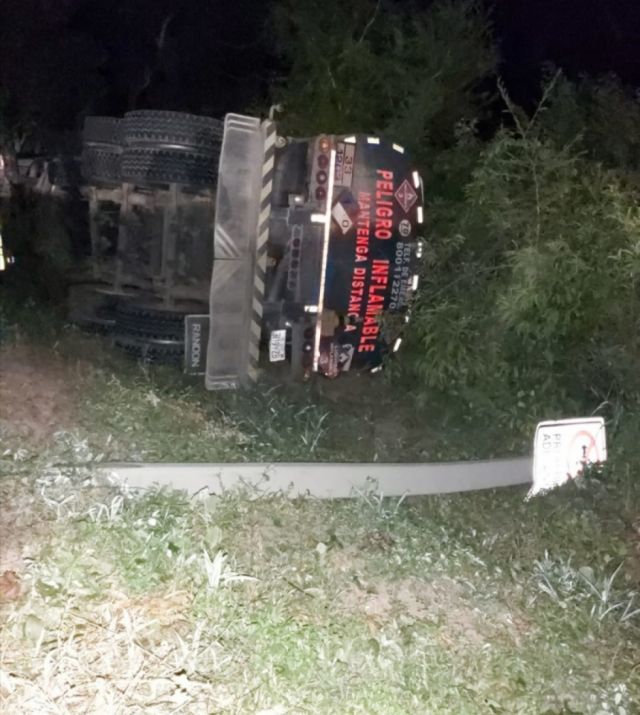 Camión con combustible sufre un vuelco en la ruta 9