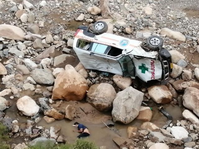 Ambulancia venía de Yacuiba a Tarija, se volcó en el camino