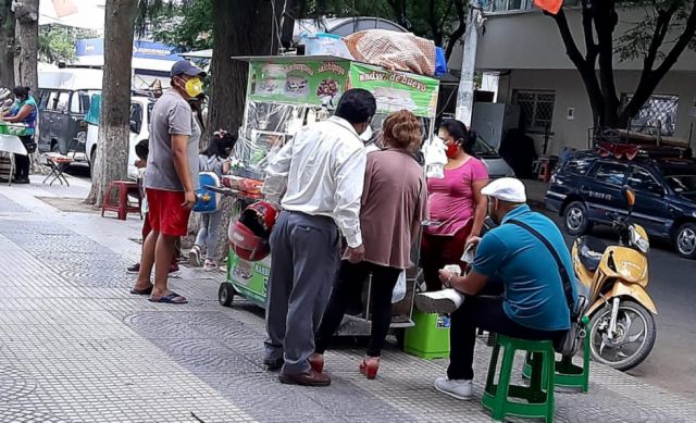 Vecinos advierten que carros de comida en Tarija son "bombas de tiempo"