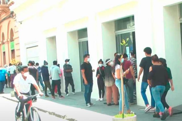 Falta de servicios online obliga a la gente a hacer filas en Tarija