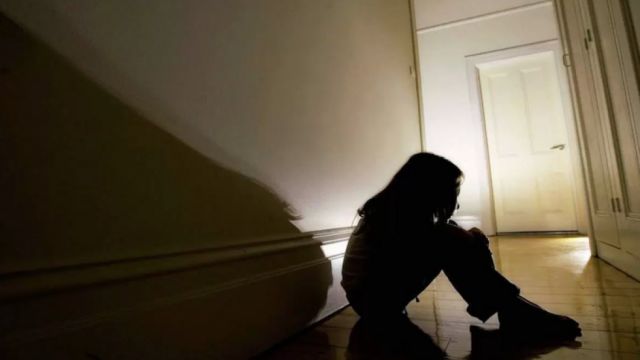 Lo encarcelan por intentar violar a menor en minibús