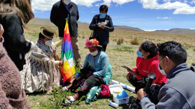 Mujer que marcha hacia La Paz en busca de justicia recibe apoyo de autoridades 