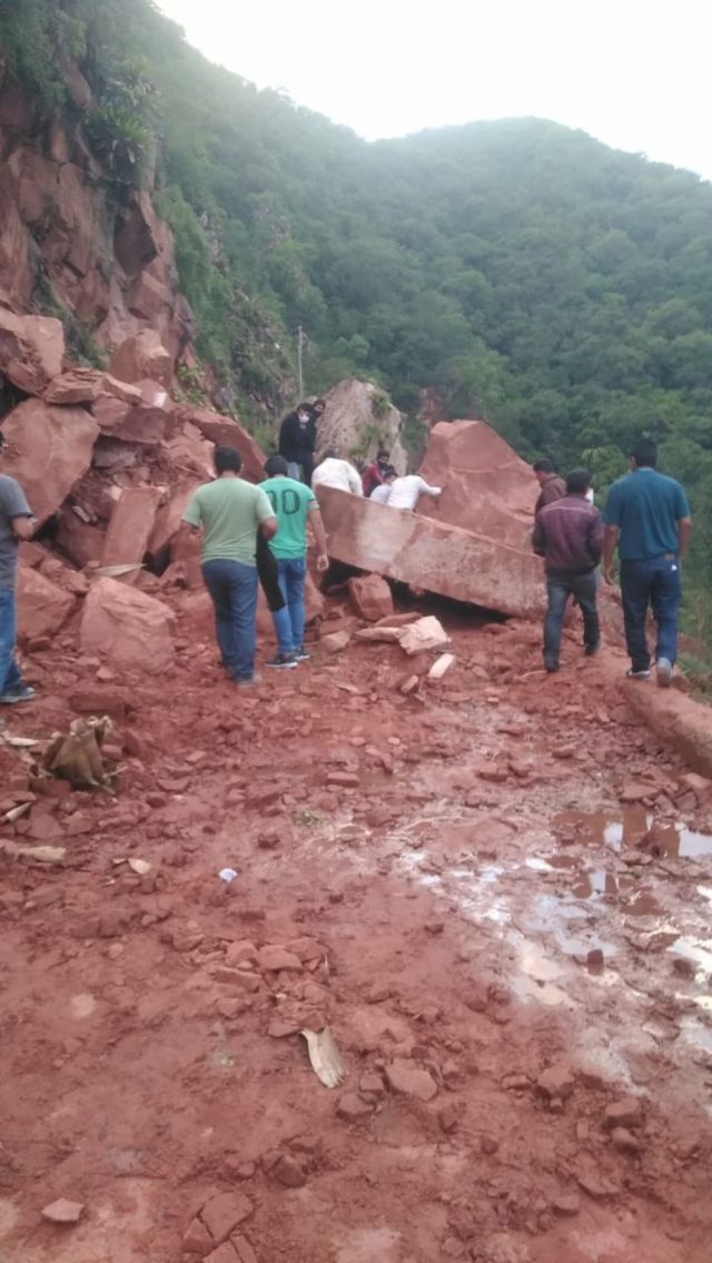 Dos bloqueos y algunos derrumbes afectan el libre tránsito Tarija-El Chaco