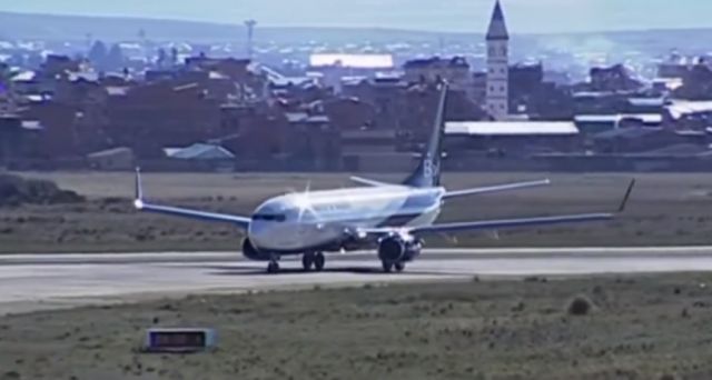 Avión llega al aeropuerto
