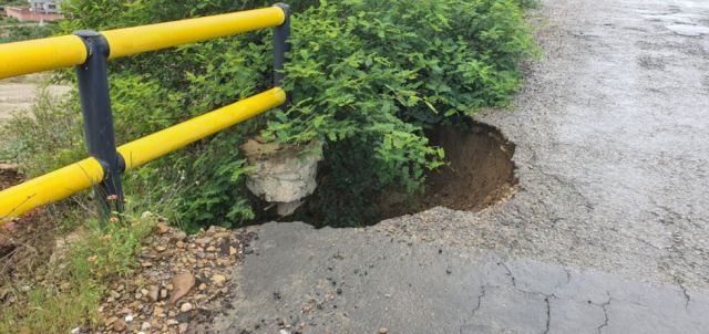 Vecinos observan pérdida de plataforma en carretera a San Jacinto 