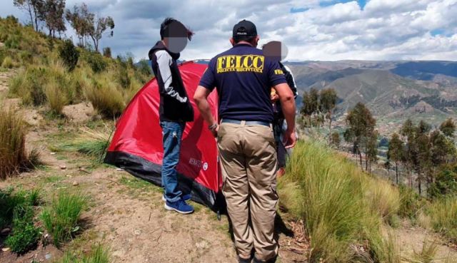 Escaparon  para vivir  juntos en  una carpa