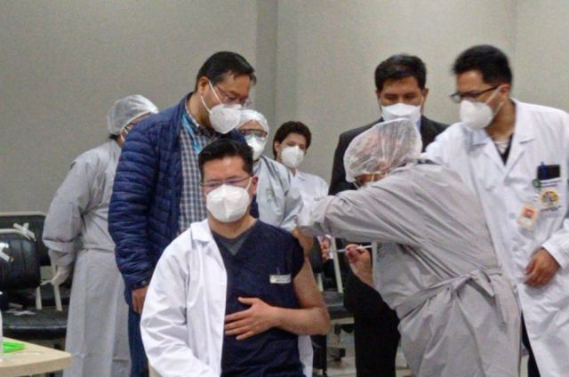 Inmunizan a primer médico internista con la vacuna Sputnik V en La Paz