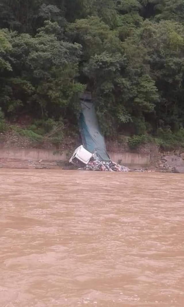 Tarija : Camión tráiler se embarrancó en el Río Bermejo