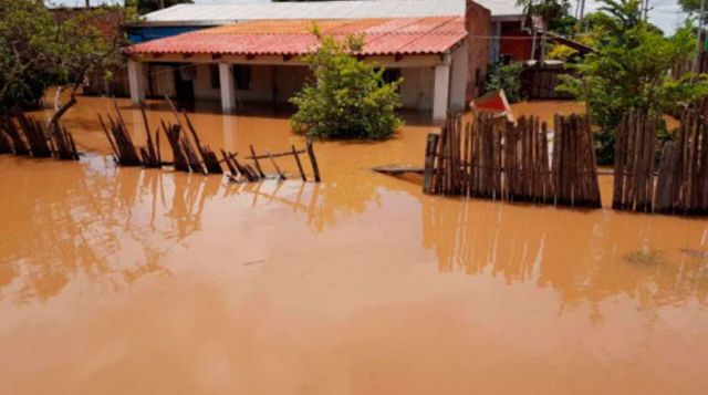 Rescatan a 22 personas atrapadas en riadas