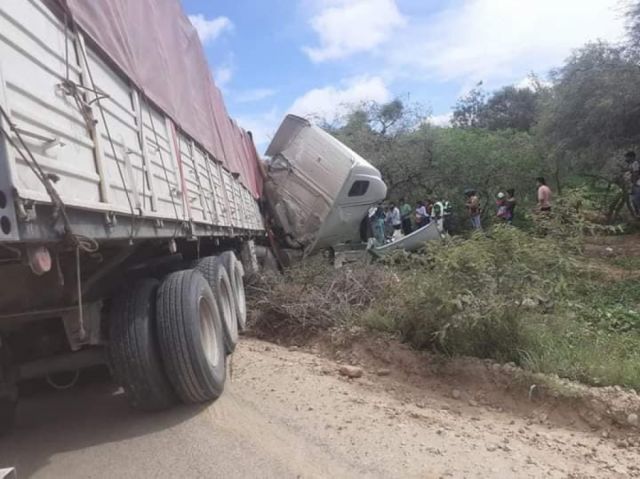 Camión tráiler se embarrancó en el Río Bermejo