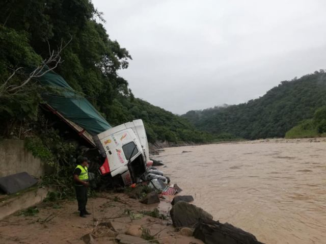 Camión tráiler se embarrancó en el Río Bermejo