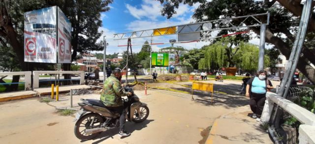 Pese al peligro, camiones pesados transitan por el puente San Martín en Tarija